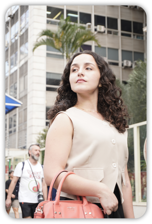 Mulher com olhar de esperança adorando a Deus
